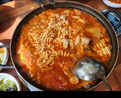 잇싸 먹싸 생돼지고기 숭덩숭덩 썰어넣은 김치찌개