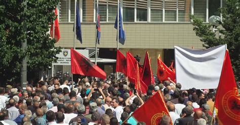 Përmbyllet protesta në Kosovë Veteranët pranojnë ftesën e Kurtit