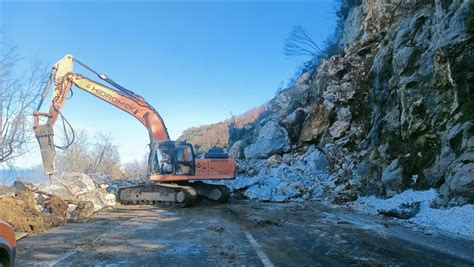 Zonguldak Stanbul Kara Yolunda Heyelan Ula M Aksat Yor