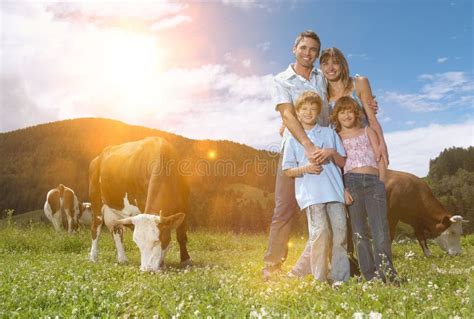 Familia Campesina En Medio De La Huerta De Manzanas Cuidadosamente