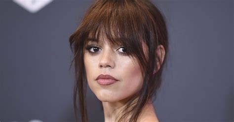 La Star De Wednesday Jenna Ortega Avec Des Cheveux Courts Et Une Robe