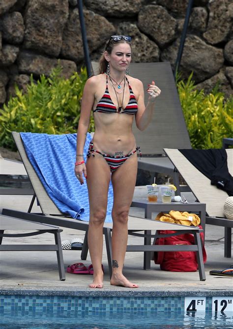 Scrawny Milf Drea De Matteo Looking Hot In Her Striped Bikini The