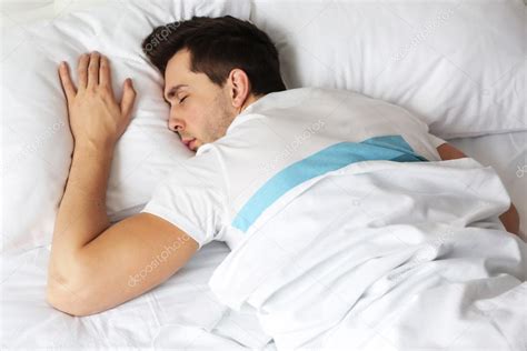 Joven Durmiendo En La Cama Fotograf A De Stock Belchonock