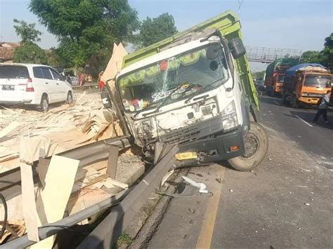 Brak Truk Tabrak Pembatas Jalan Di Tol Jakarta Merak Orang Luka