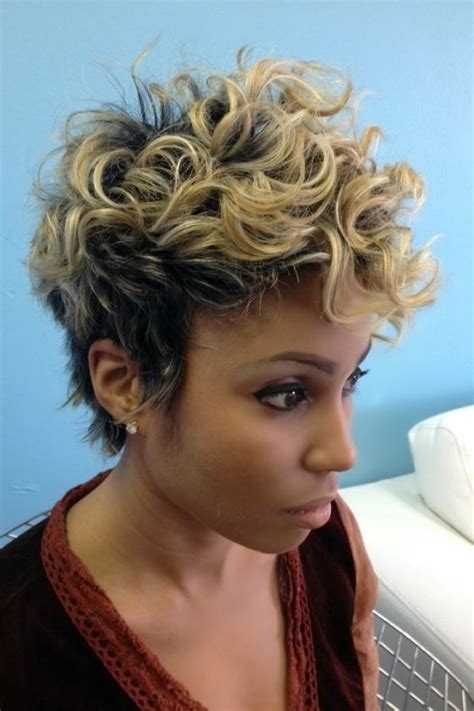 20 Gorgeous Short Curly Hairstyles For Women