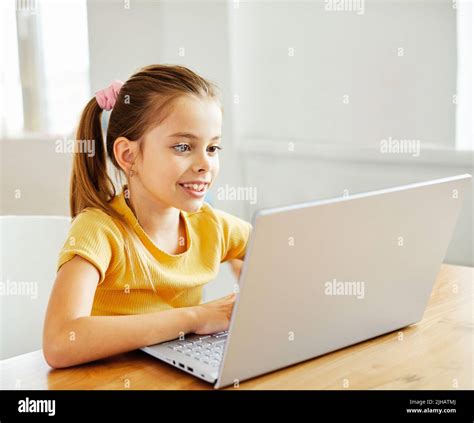 Jeune Enfant Utilisant La Technologie Banque De Photographies Et D