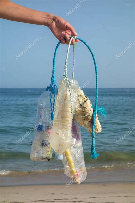 Womanhand Recogiendo Basura Y Pl Sticos Limpiando La Playa Activista