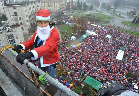 Si Svolto A Torino Il Raduno Dei Babbi Natale Tra Gli Arrampicatori