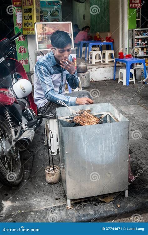 Hombre Vietnamita Que Cocina En La Calle Foto Editorial Imagen De