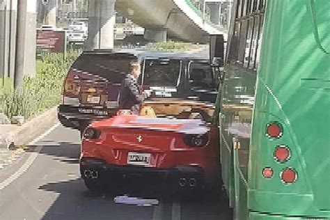 Un Ferrari pierde el paso y choca con un camión de transporte público