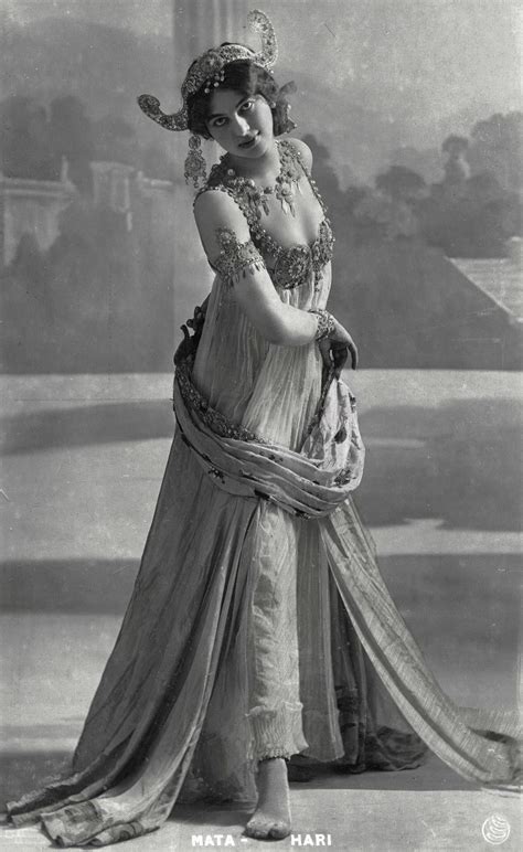 Margaretha Geertruida Zelle, better known as Mata Hari, performing in ...