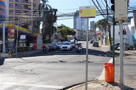 Pedestres reclamam de insegurança ao cruzar entre as ruas Marcílio Dias