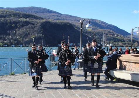 Porto Ceresio riapre le porte all arte alla musica e all estate e già