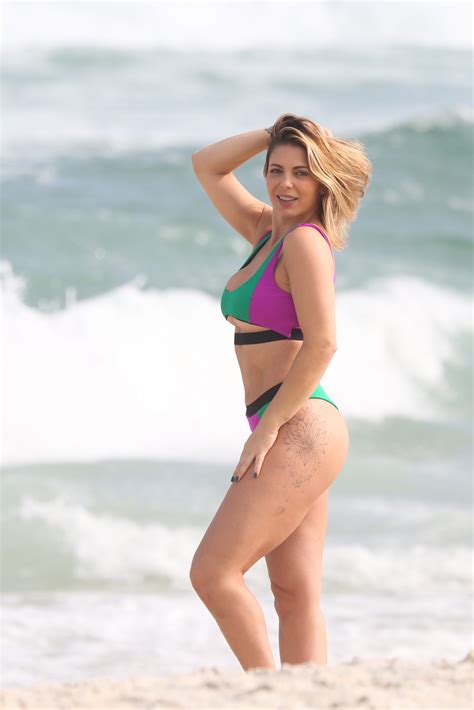 SBT TV biquíni colorido Sheila Mello faz ensaio fotográfico na praia