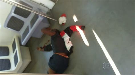 Vídeo Pm Reage A Assalto E Atira Em Dois Ladrões Dentro De Trem Da Supervia Rj2 G1