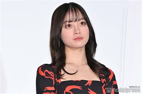 画像17 ＜紅白本番＞橋本環奈、初司会でも完璧な立ち回り 真紅・ゴールド衣装3パターンも美しい モデルプレス