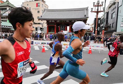 ＜東京マラソン＞雷門前を通過する大迫（右から2人目）ら（撮影・藤山 由理） ― スポニチ Sponichi Annex スポーツ