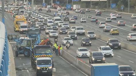 Los Agentes De Movilidad De Madrid Cambian El Silbato Por El Pico Y La Pala