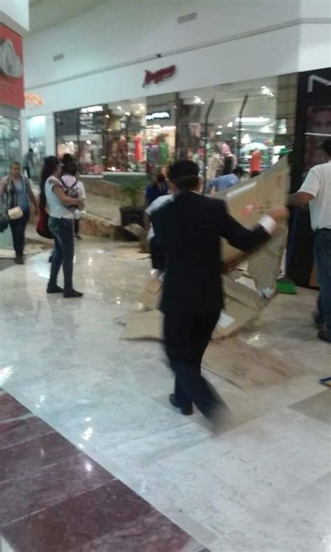 Se Inunda Parte De Plaza Crystal En Tuxtla