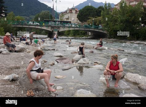 Les sections locales se baigner dans la rivière passant dans le Tyrol