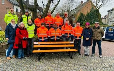 Grefrath Bänke in Orange machen auf Gewalt gegen Frauen aufmerksam