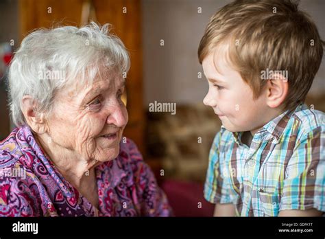 Grandmamma Fotos und Bildmaterial in hoher Auflösung Alamy