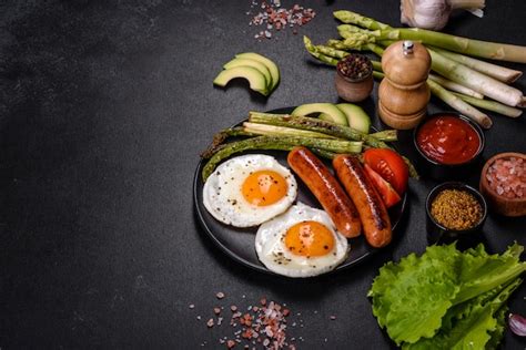 Um Delicioso Caf Da Manh Nutritivo Ovos Fritos Salsichas Espargos