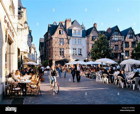 Terrasses De Cafés Et Maisons Anciennes De La Place Plumereau Dans Le