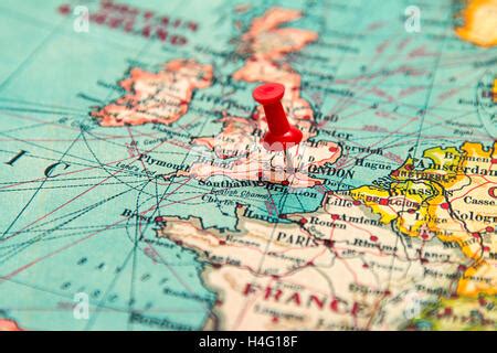 Londres Reino Unido Anclado En Un Mapa De Europa Fotograf A De Stock