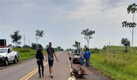 Vídeo Jovem morre após motocicleta bater na traseira de caminhonete S