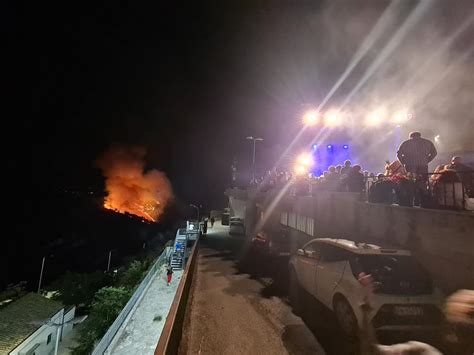 Surreale Immagine Red Canzian Canta In Piazza A Sant Agata Di Puglia