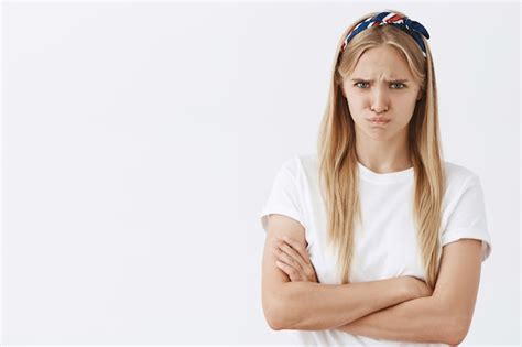 Colère Jeune Fille Blonde Posant Contre Le Mur Blanc Photo Gratuite