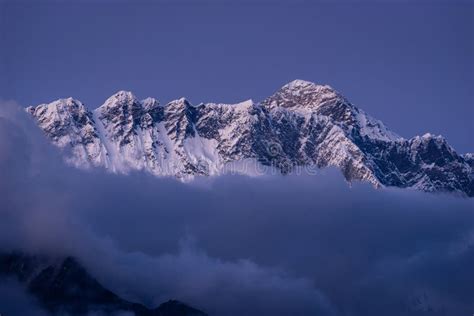 Pico De Montanha De Everest Acima Das Nuvens Ap S O Por Do Sol Na Vila