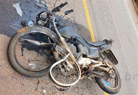 Motoqueiro fica ferido após bater contra carreta em Itabira MG RKIÔ