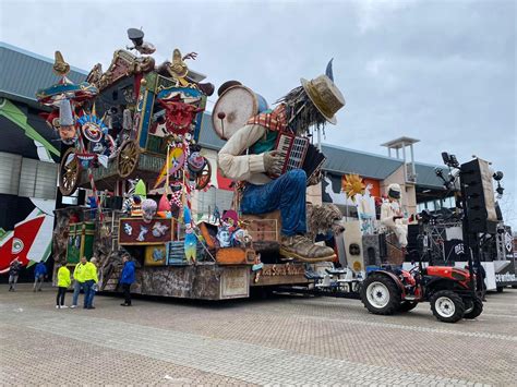 Carnevale di Viareggio un Martedì Grasso super musica e maschere