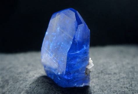 Камень танзанит: свойства, кому подходит, фото украшений