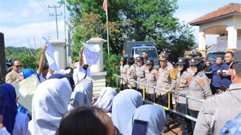 Polres Lampura Polda Lampung Amankan Aksi Damai Fsml Di Kantor Bawaslu