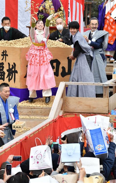 福原遥さんらが豆まき 大阪・成田山不動尊 写真特集110 毎日新聞