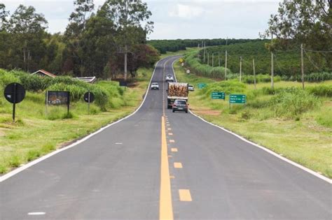 Colisão entre carros na rodovia Engenheiro Cândido do Rego Chaves em