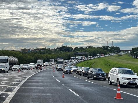 Acidente Caminh O Interdita Trecho Da Rodovia Dos Bandeirantes Em