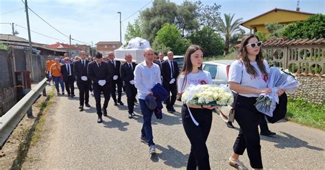 Folla Commossa Ai Funerali Di Denise