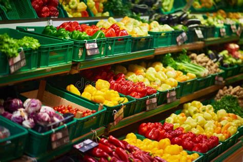 Frutas E Legumes Frescas Na Prateleira No Supermercado Imagem De Stock