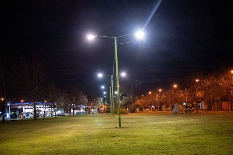 Avanza con la colocación de nuevas luminarias en los barrios Siderca