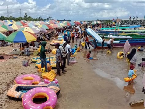 Pantai Takisung Dan Batakan Di Tanah Laut Banjir Wisatawan Poros