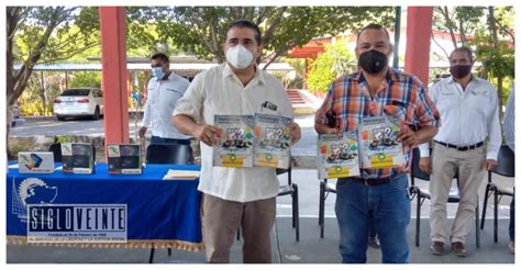 Entregan en Carácuaro libros a estudiantes del CECyTEM de San Jerónimo