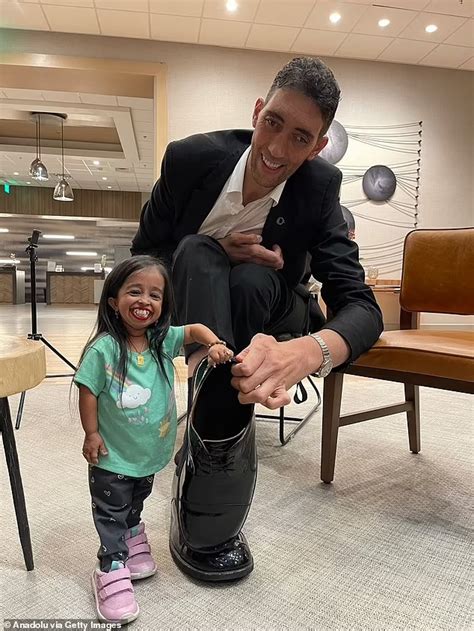 Pictorial World Tallest Man Meets Shortest Woman Again