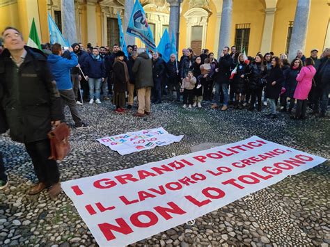 Video Como Cori E Fischi La Grande Protesta Invade Il Comune