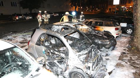 Brandstiftung In Drei Bezirken Sieben Autos Gehen In Flammen Auf