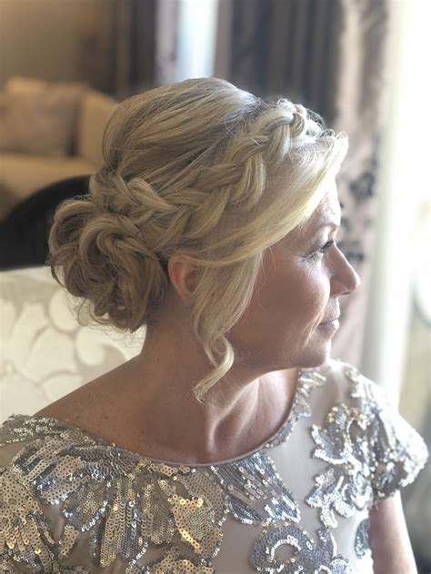 Elegant And Timeless Mom Of The Bride Hairstyles