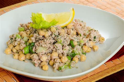 Salada de grão de bico e atum um prato rapidinho que não pode faltar